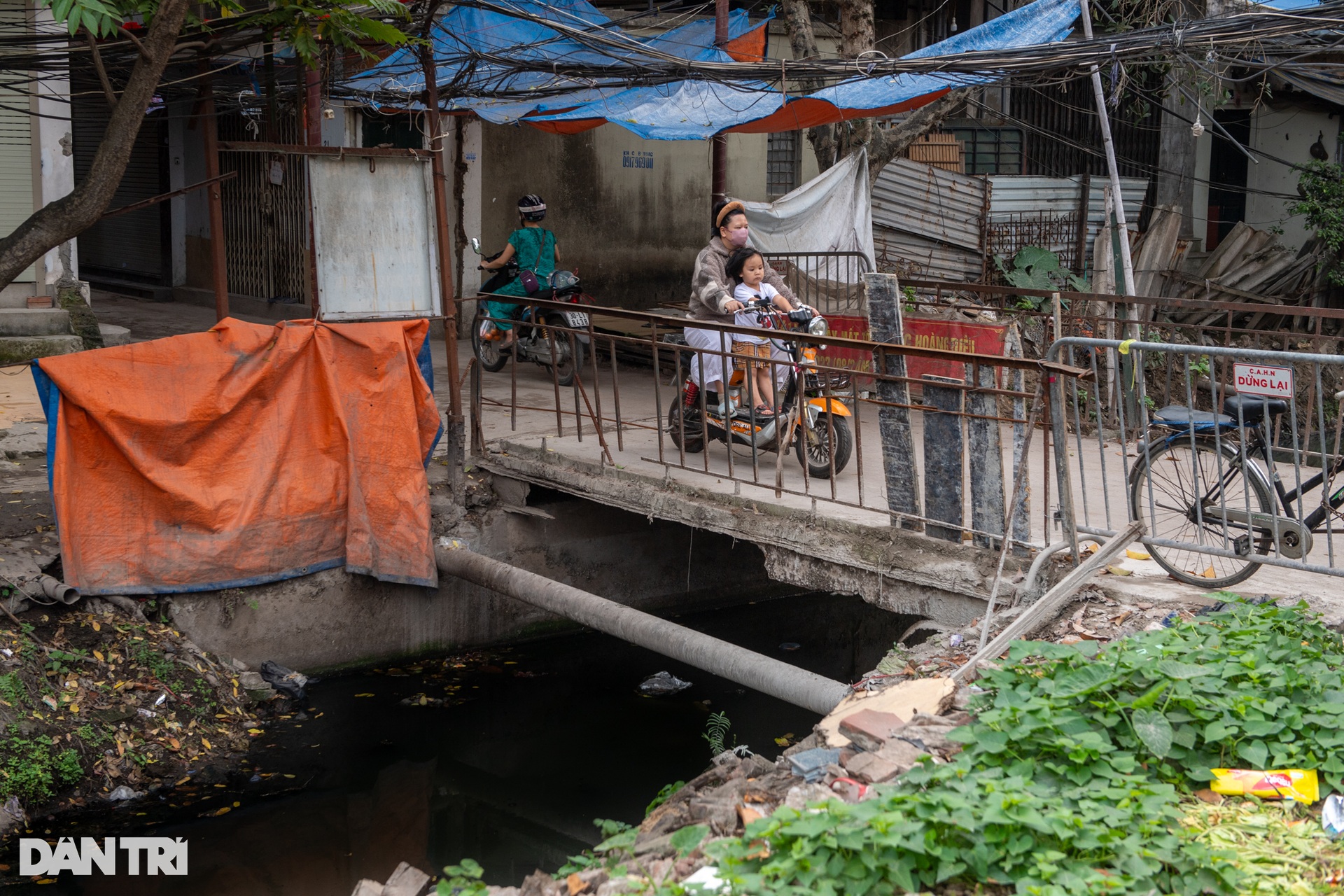 Mương nước ô nhiễm giữa lòng Hà Nội: Dự án trăm tỷ đắp chiếu suốt 17 năm - 1 Mương nước ô nhiễm giữa lòng Hà Nội: Dự án trăm tỷ đắp chiếu suốt 17 năm - 1