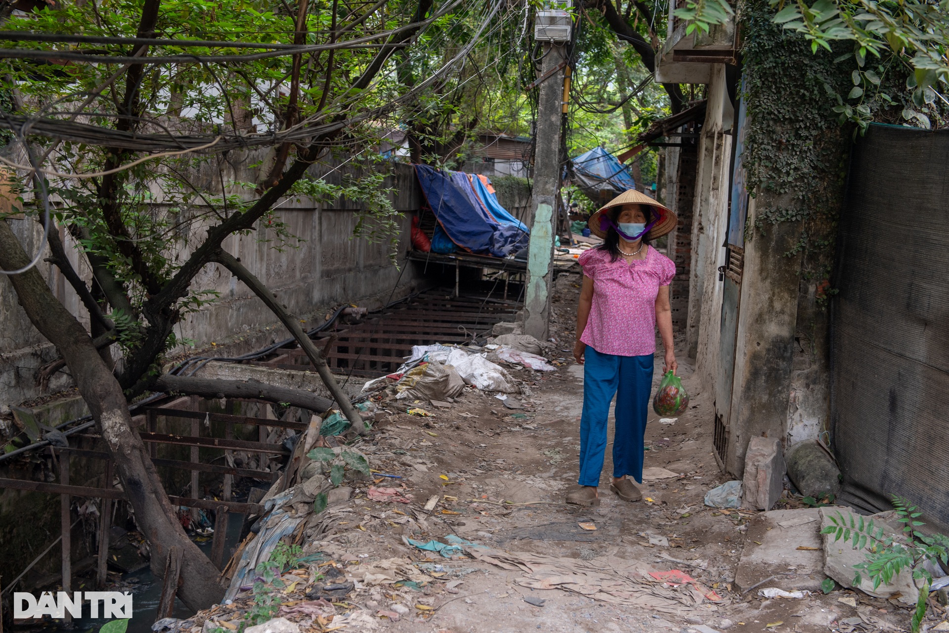 Mương nước ô nhiễm giữa lòng Hà Nội: Dự án trăm tỷ đắp chiếu suốt 17 năm - 2 Mương nước ô nhiễm giữa lòng Hà Nội: Dự án trăm tỷ đắp chiếu suốt 17 năm - 2