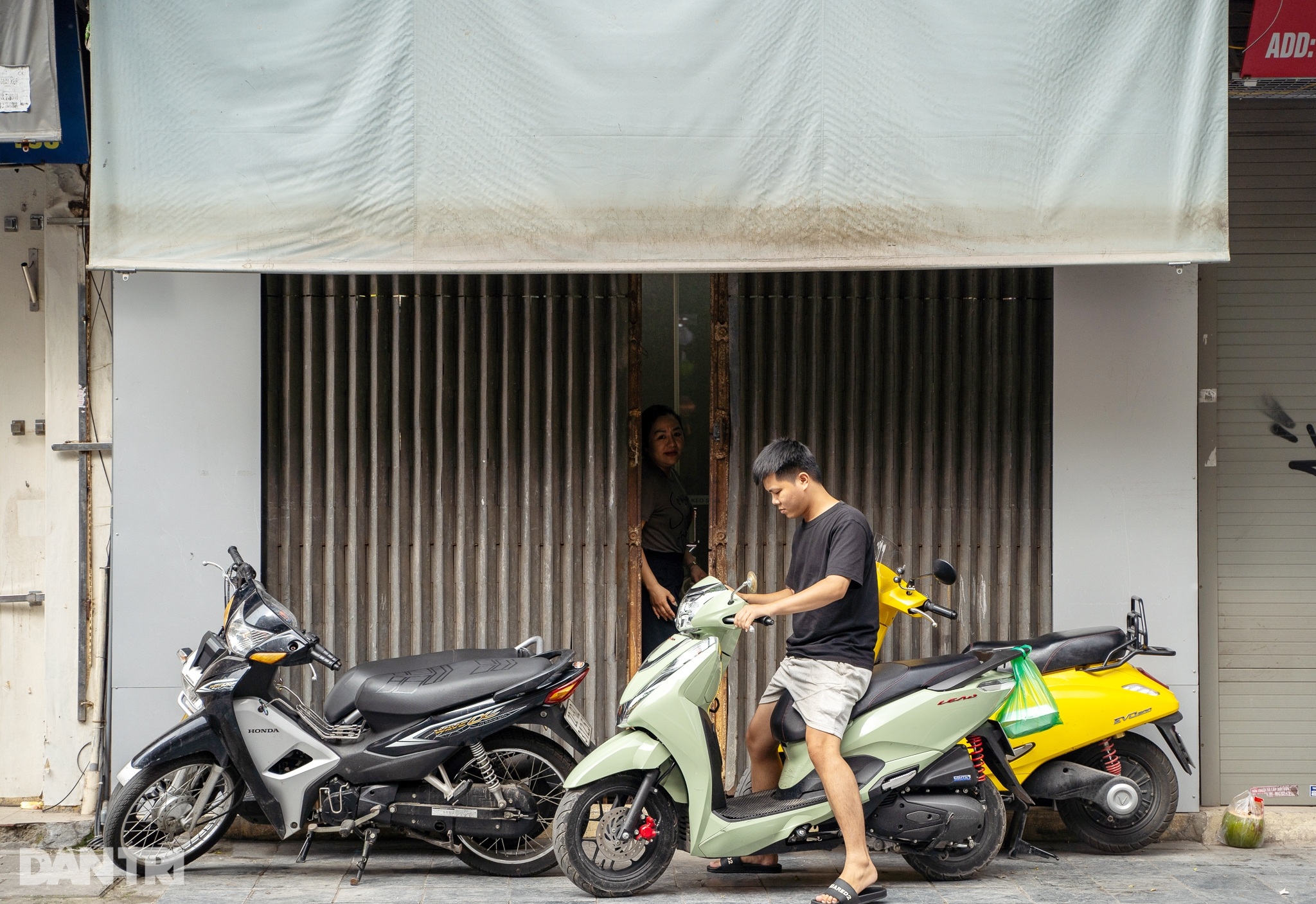 Cảnh vắng lặng trên các tuyến phố kinh doanh, bán buôn ở Hà Nội - 4