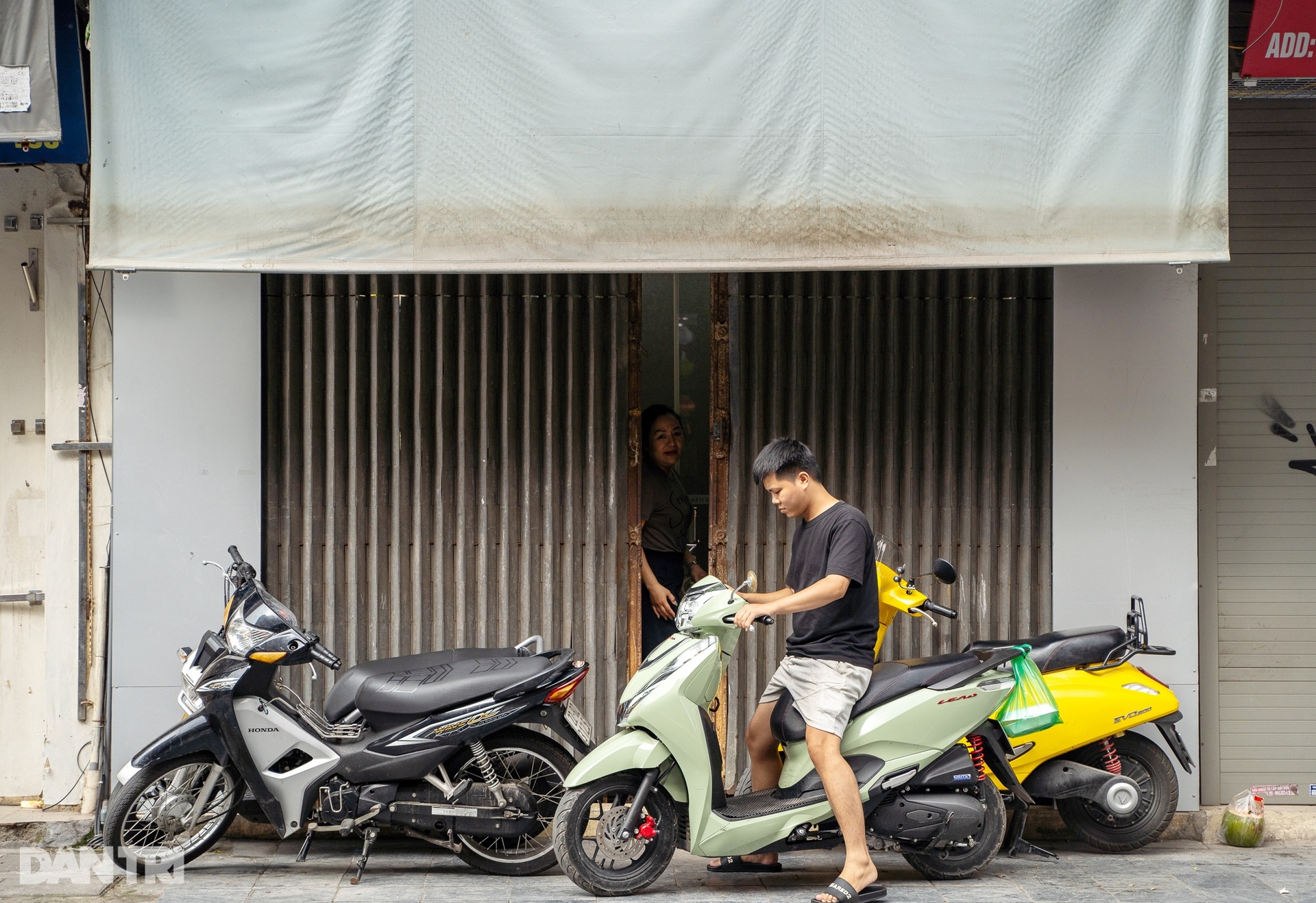 Cảnh vắng lặng trên các tuyến phố kinh doanh, bán buôn ở Hà Nội - 4 Cảnh vắng lặng trên các tuyến phố kinh doanh, bán buôn ở Hà Nội - 4