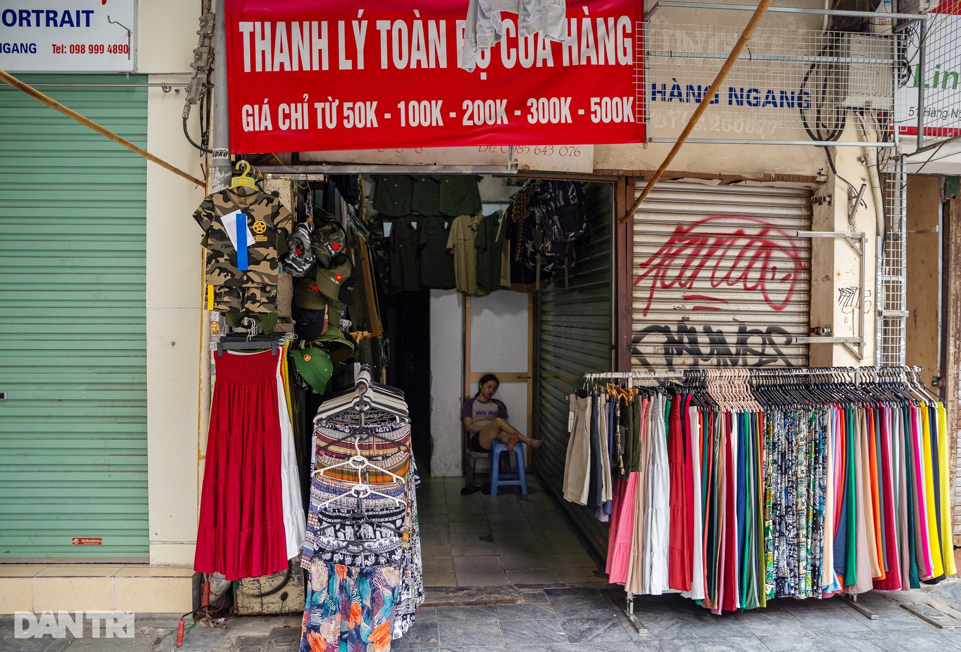 Cảnh vắng lặng trên các tuyến phố kinh doanh, bán buôn ở Hà Nội - 6 Cảnh vắng lặng trên các tuyến phố kinh doanh, bán buôn ở Hà Nội - 6